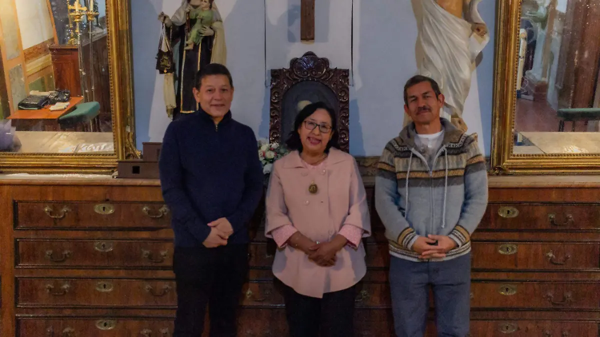 FOTO PRINCIPAL Integrantes del comité de posadas, el padre Jorge Hernández, Guillermina Anaya y Martín Díaz